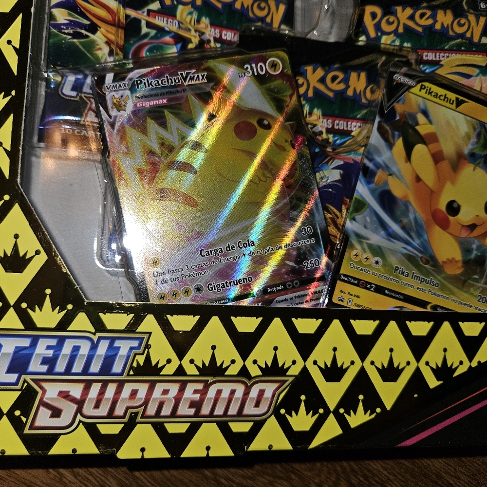 Pokémon TCG: Ultimate Zenith Pikachu VMAX Special Collection in Spanish - Picture 3 of 5